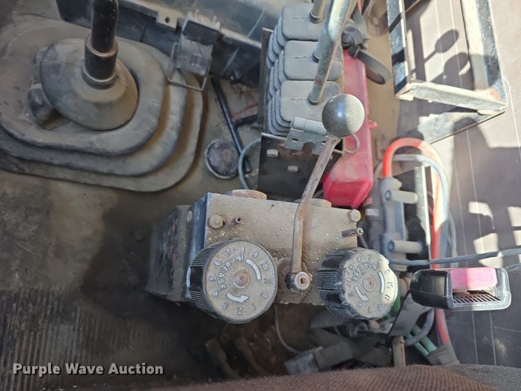 image for item DW3195 1995 International 4900 dump truck