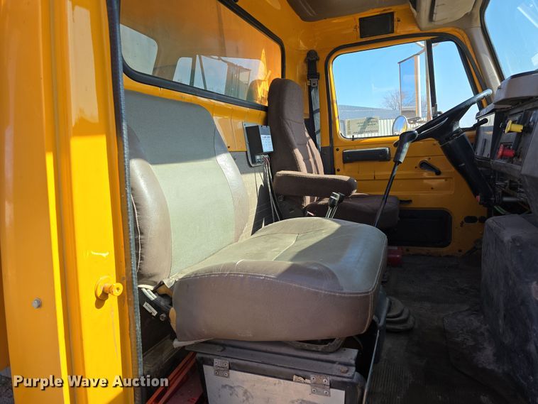 image for item DW3195 1995 International 4900 dump truck