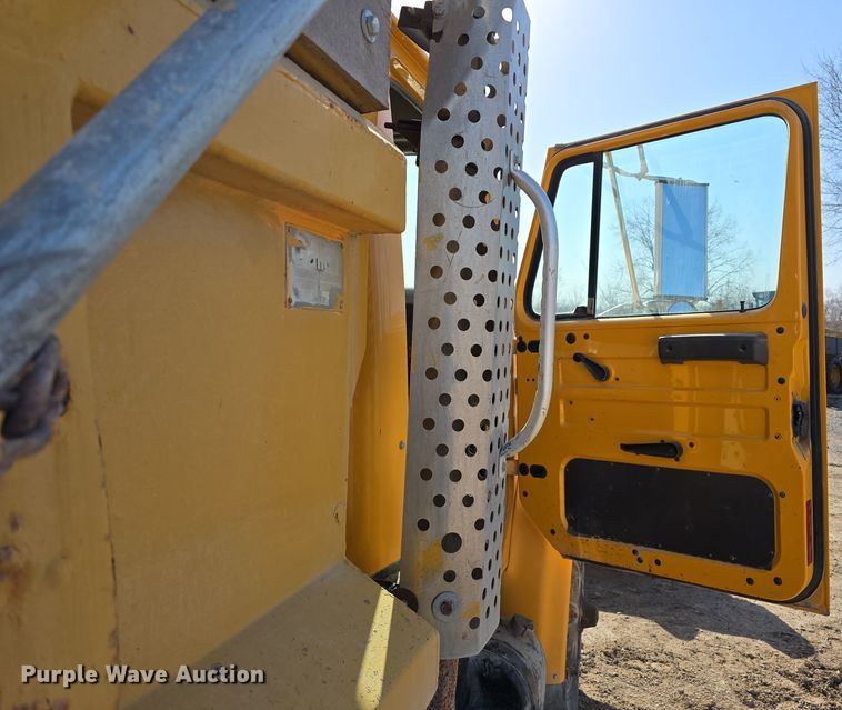 image for item DW3195 1995 International 4900 dump truck