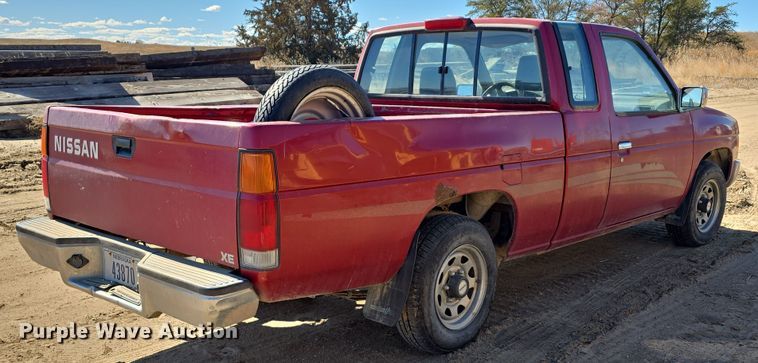 image for item EH8659 1994 Nissan XE King Cab pickup truck
