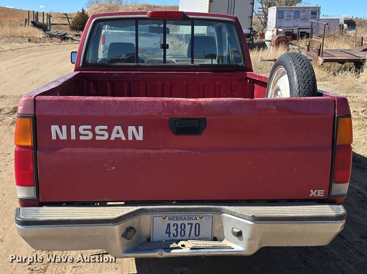 image for item EH8659 1994 Nissan XE King Cab pickup truck