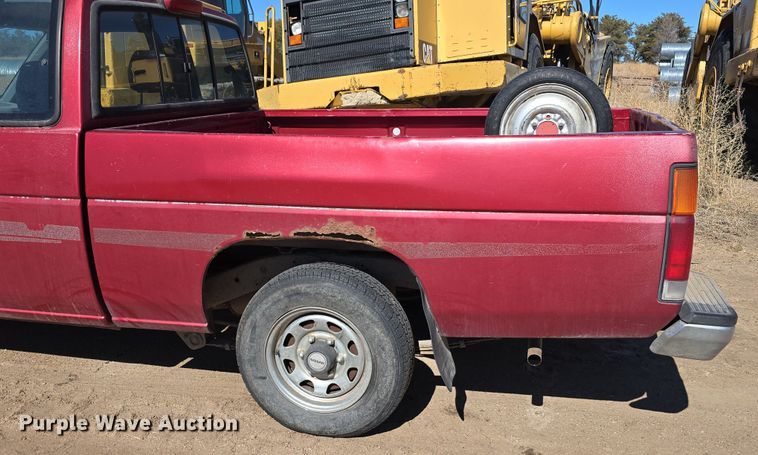 image for item EH8659 1994 Nissan XE King Cab pickup truck