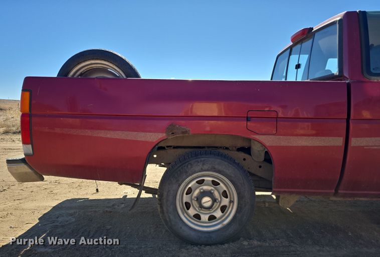image for item EH8659 1994 Nissan XE King Cab pickup truck