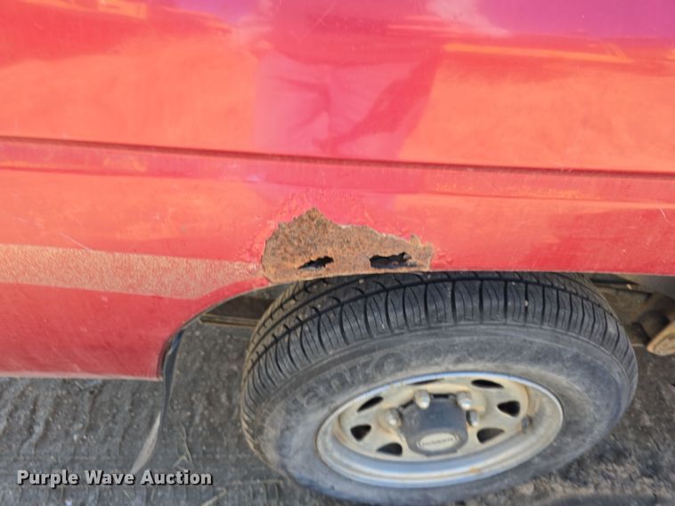 image for item EH8659 1994 Nissan XE King Cab pickup truck