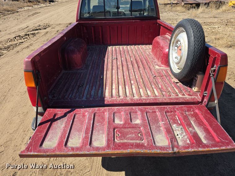 image for item EH8659 1994 Nissan XE King Cab pickup truck