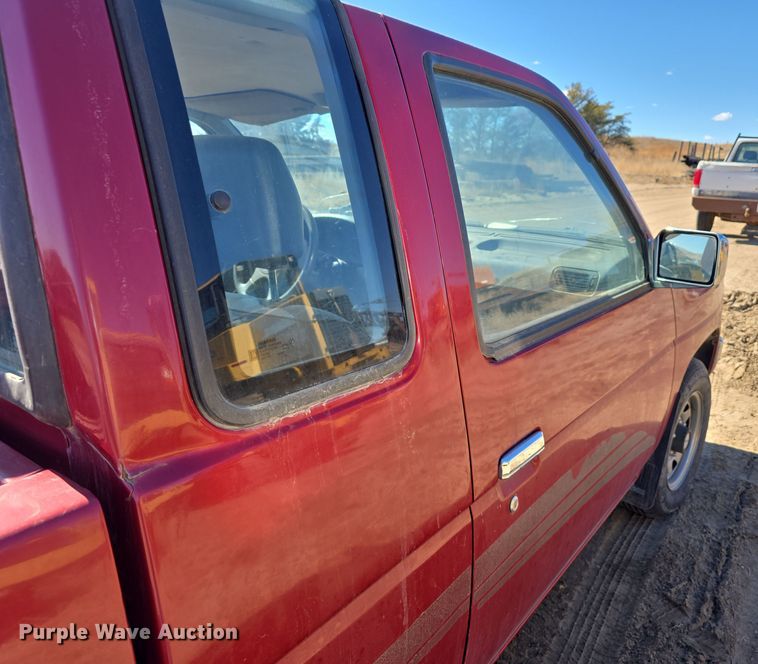 image for item EH8659 1994 Nissan XE King Cab pickup truck