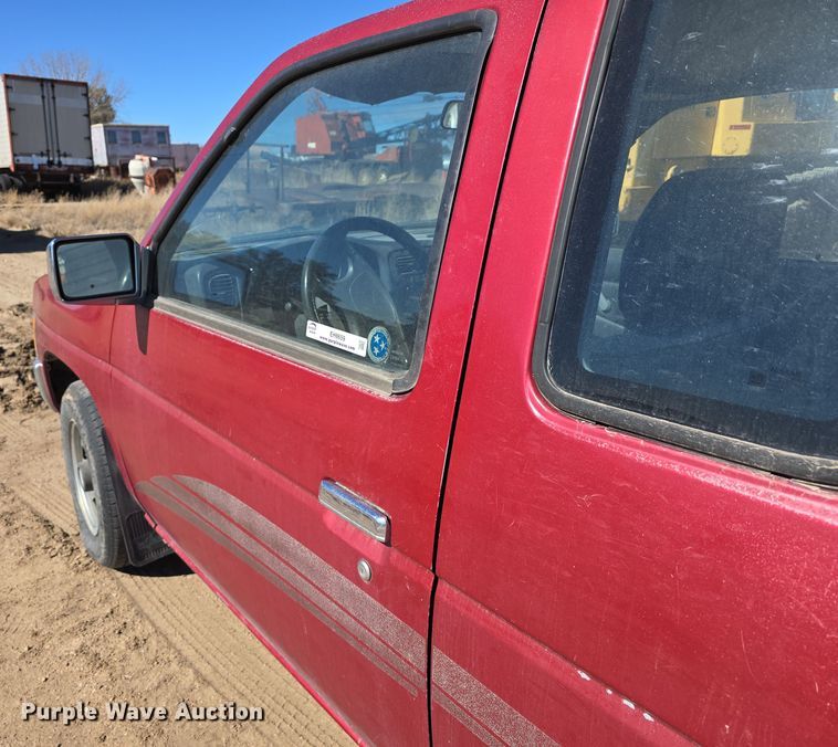 image for item EH8659 1994 Nissan XE King Cab pickup truck