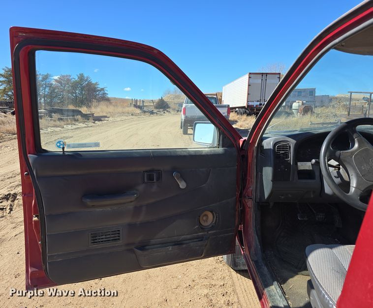 image for item EH8659 1994 Nissan XE King Cab pickup truck