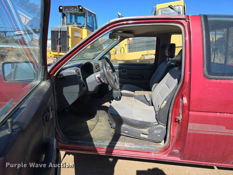 image for item EH8659 1994 Nissan XE King Cab pickup truck