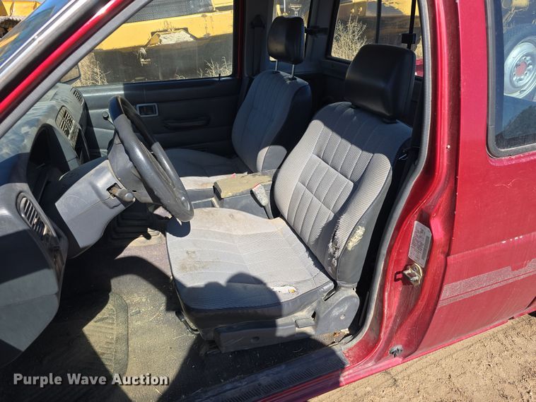 image for item EH8659 1994 Nissan XE King Cab pickup truck