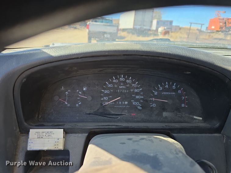 image for item EH8659 1994 Nissan XE King Cab pickup truck