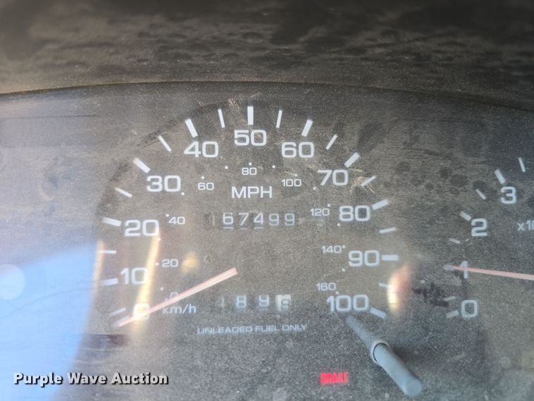 image for item EH8659 1994 Nissan XE King Cab pickup truck