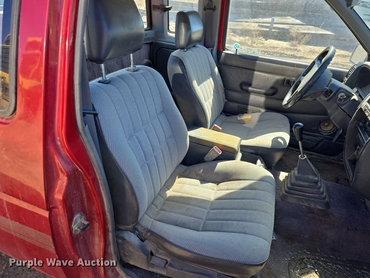 image for item EH8659 1994 Nissan XE King Cab pickup truck