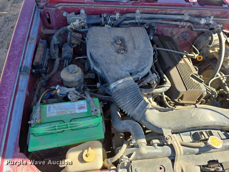 image for item EH8659 1994 Nissan XE King Cab pickup truck