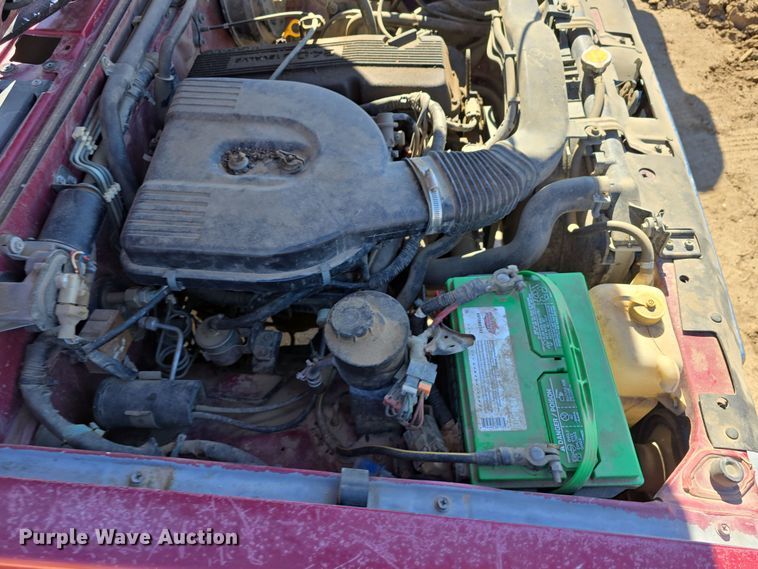 image for item EH8659 1994 Nissan XE King Cab pickup truck