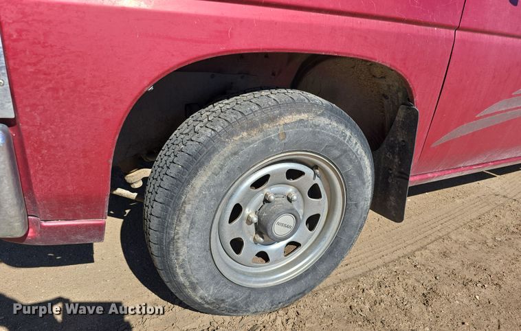 image for item EH8659 1994 Nissan XE King Cab pickup truck