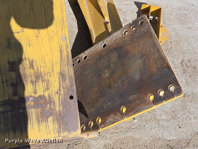 image for item EH8661 Caterpillar side wing mount