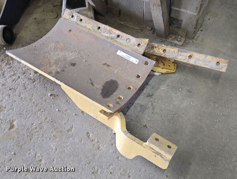 image for item EH8662 2' Caterpillar moldboard extension