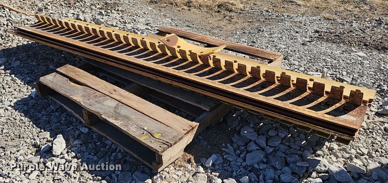 image for item EH8666 (7) 8' L motor grader moldboards 