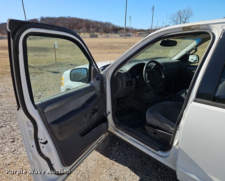 image for item EI8838 2004 Ford Explorer XLT SUV