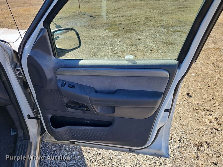 image for item EI8838 2004 Ford Explorer XLT SUV