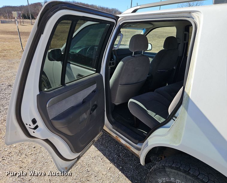 image for item EI8838 2004 Ford Explorer XLT SUV