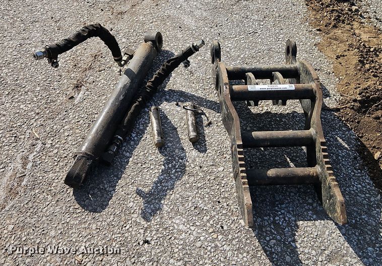 image for item EI8846 Caterpillar excavator hydraulic thumb