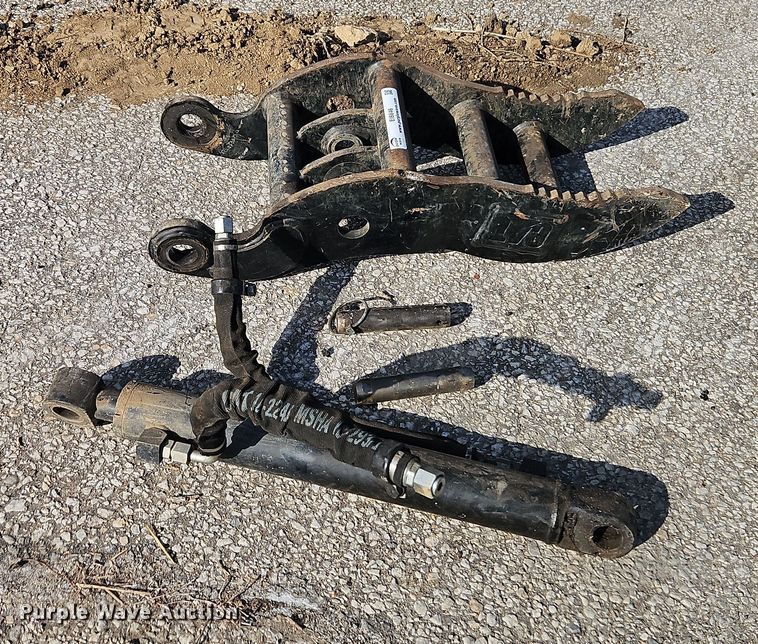 image for item EI8846 Caterpillar excavator hydraulic thumb