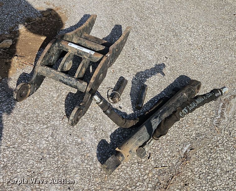 image for item EI8846 Caterpillar excavator hydraulic thumb