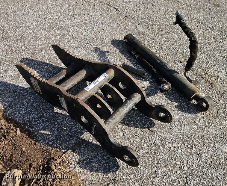 image for item EI8846 Caterpillar excavator hydraulic thumb