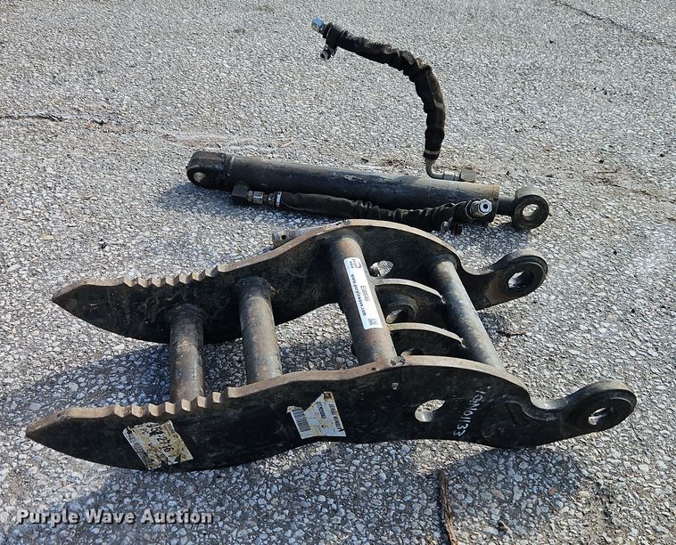 image for item EI8846 Caterpillar excavator hydraulic thumb