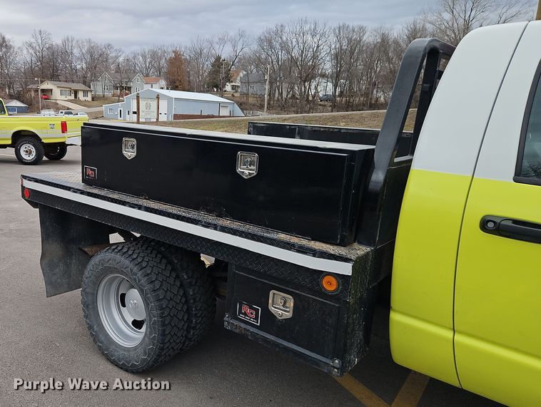 image for item EI8848 2005 Dodge Ram 3500 flatbed pickup truck