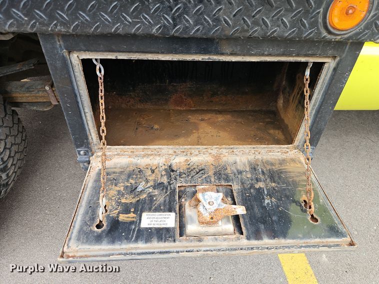 image for item EI8848 2005 Dodge Ram 3500 flatbed pickup truck