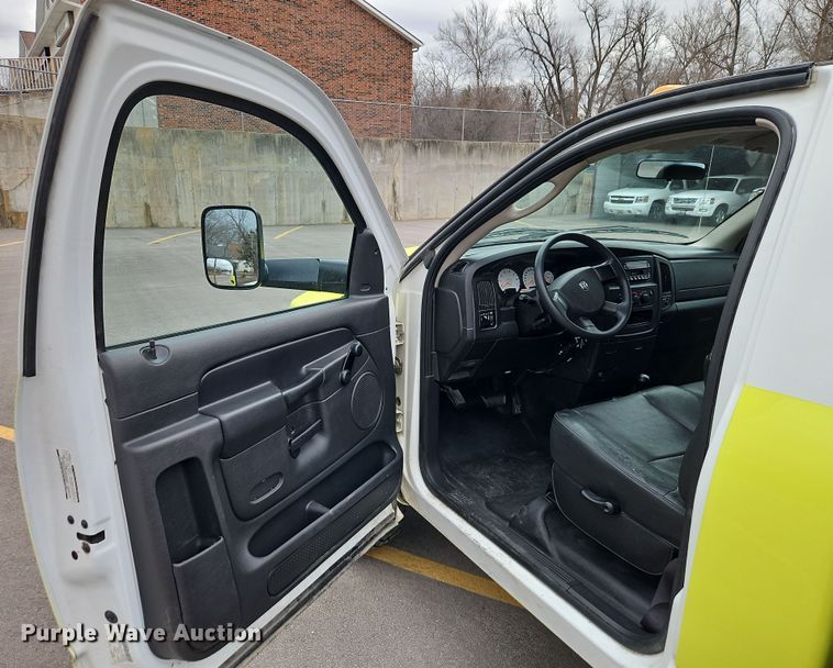 image for item EI8848 2005 Dodge Ram 3500 flatbed pickup truck