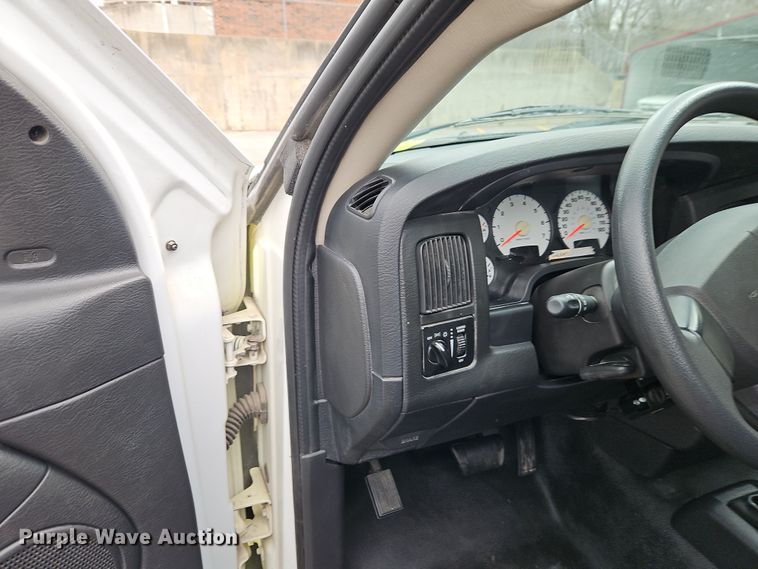 image for item EI8848 2005 Dodge Ram 3500 flatbed pickup truck