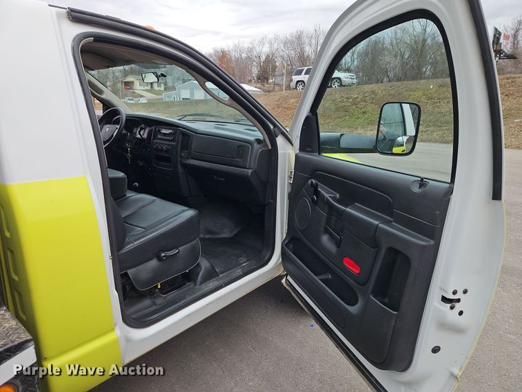 image for item EI8848 2005 Dodge Ram 3500 flatbed pickup truck