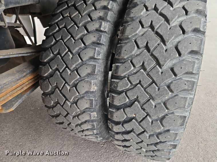 image for item EI8848 2005 Dodge Ram 3500 flatbed pickup truck