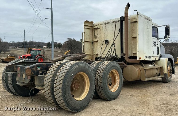 image for item EK0418 1999 Freightliner FLD semi truck