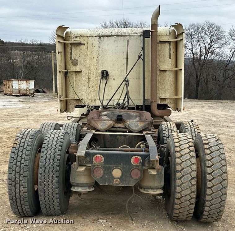 image for item EK0418 1999 Freightliner FLD semi truck