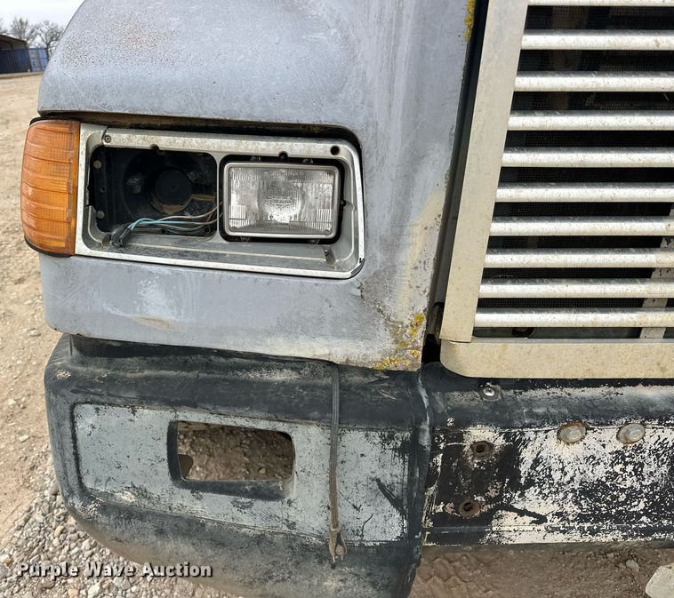 image for item EK0418 1999 Freightliner FLD semi truck