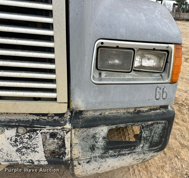 image for item EK0418 1999 Freightliner FLD semi truck