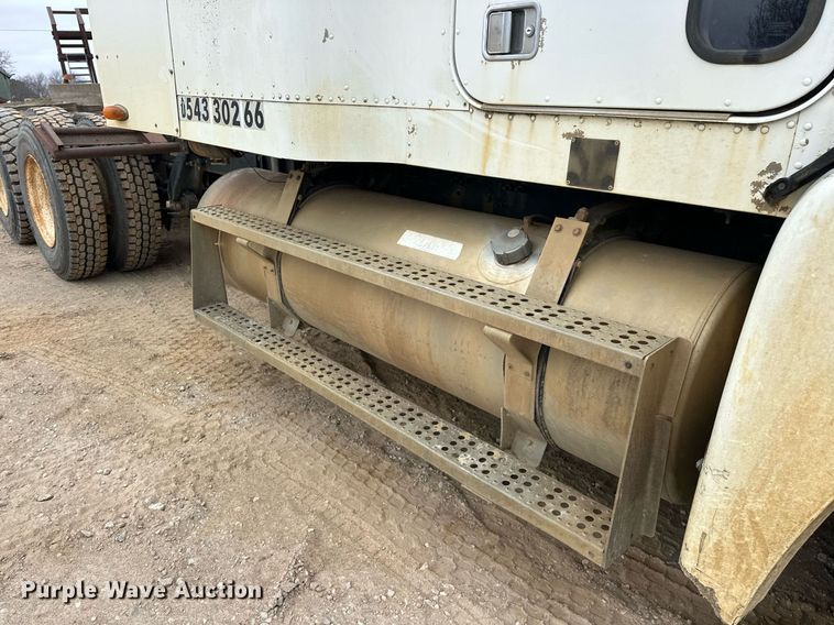 image for item EK0418 1999 Freightliner FLD semi truck