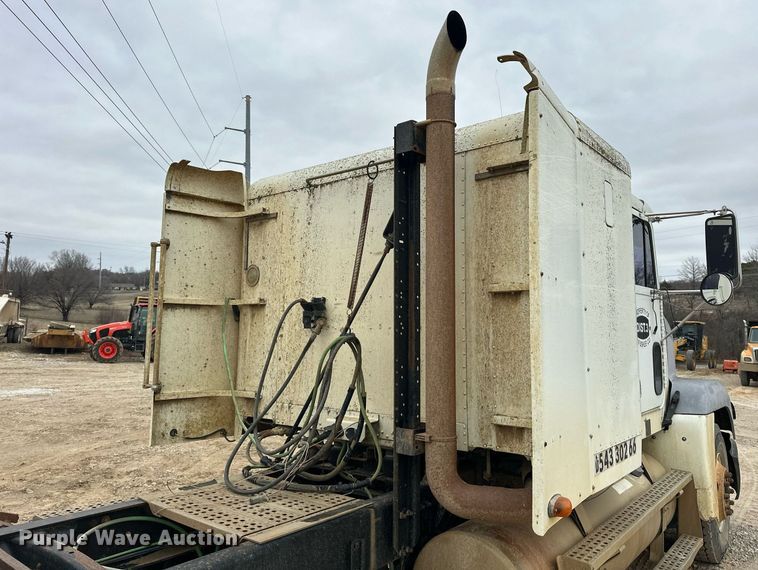 image for item EK0418 1999 Freightliner FLD semi truck