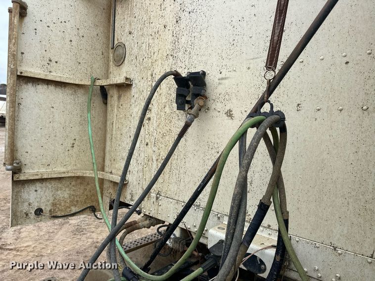 image for item EK0418 1999 Freightliner FLD semi truck