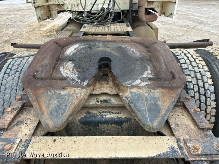 image for item EK0418 1999 Freightliner FLD semi truck