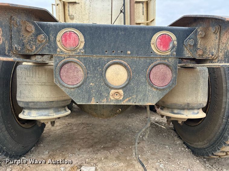 image for item EK0418 1999 Freightliner FLD semi truck