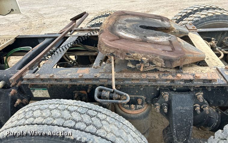 image for item EK0418 1999 Freightliner FLD semi truck