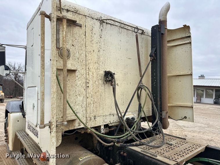 image for item EK0418 1999 Freightliner FLD semi truck