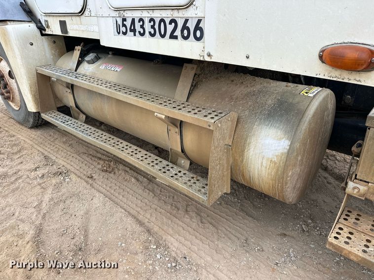 image for item EK0418 1999 Freightliner FLD semi truck