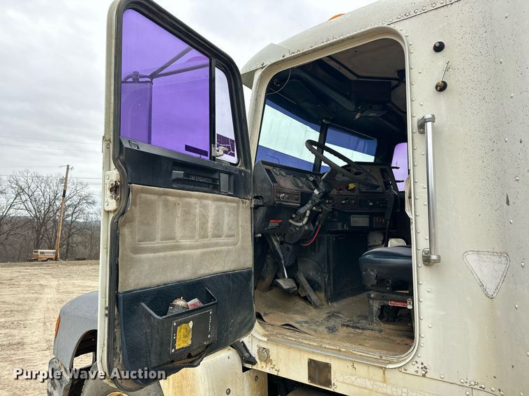 image for item EK0418 1999 Freightliner FLD semi truck
